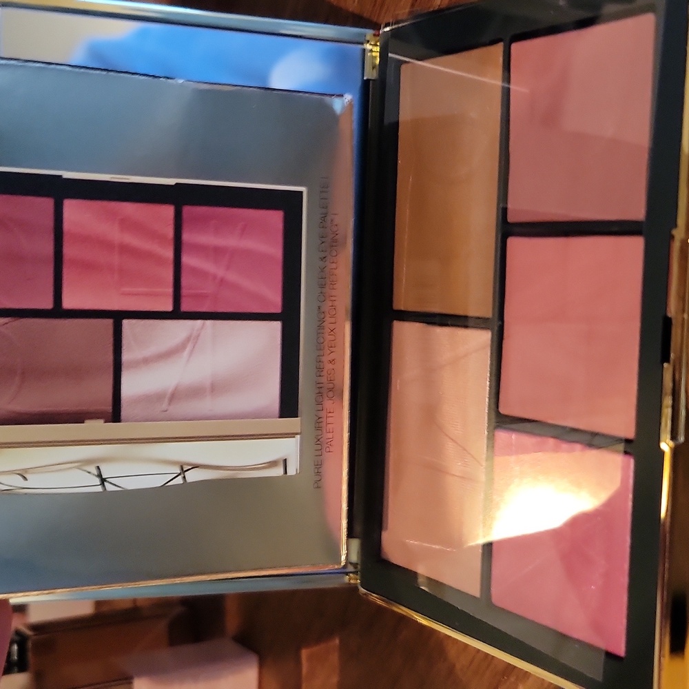 NARS Makeup Set with Pink and Red Shades - Picture 4 of 12